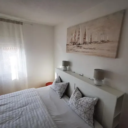 Mala Vala #1 - Seeview - 80 Qm - 2 Sz - 4 Pers Apartment Trogir
